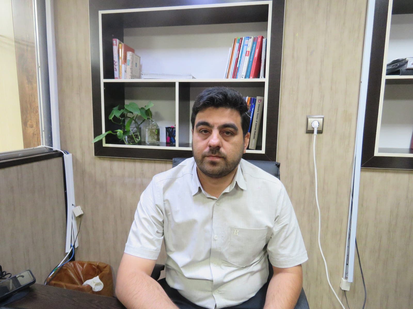 گفتگو  هفته نامه افق کویر  با دکتر سید ضیاء طباطبایی، متخصص بیماری‌ های داخلی: املاح آب مصرفی منطقه موجب سنگ کلیه است
