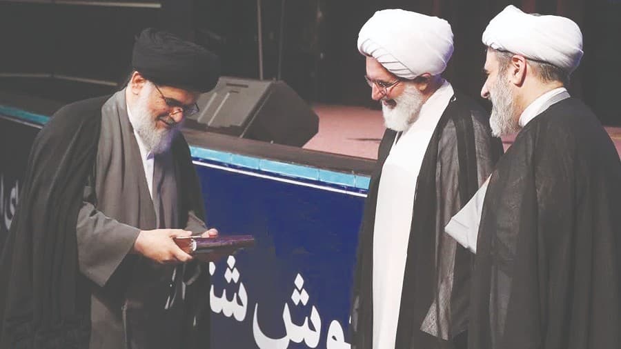  در گردهمایی ائمه جمعه کشور در تهران روی داد تجلیل از امام جمعه بافق