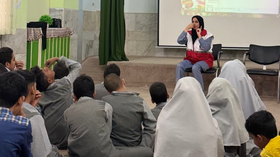 آموزش پدافند غیرعامل و کمک‌های اولیه به دانش‌آموزان مدرسه استثنایی امید بافق