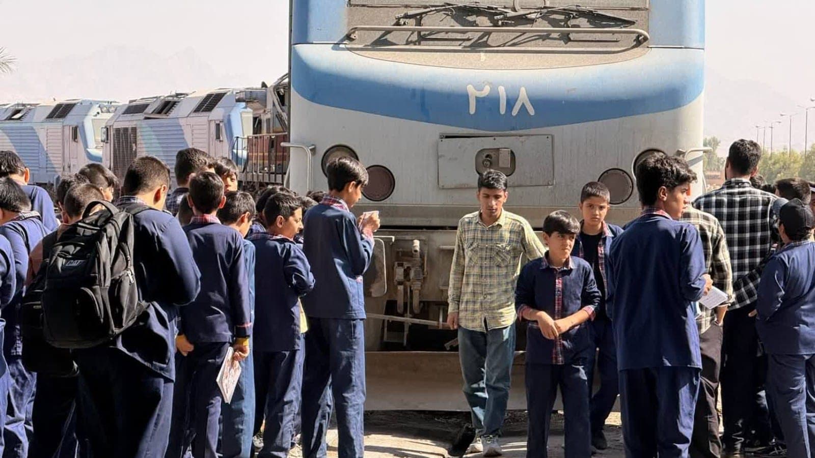 بازدید ۶۰ دانش‌آموز دبستان پیام بافق از کارخانجات تعمیر لکوموتیو بافق