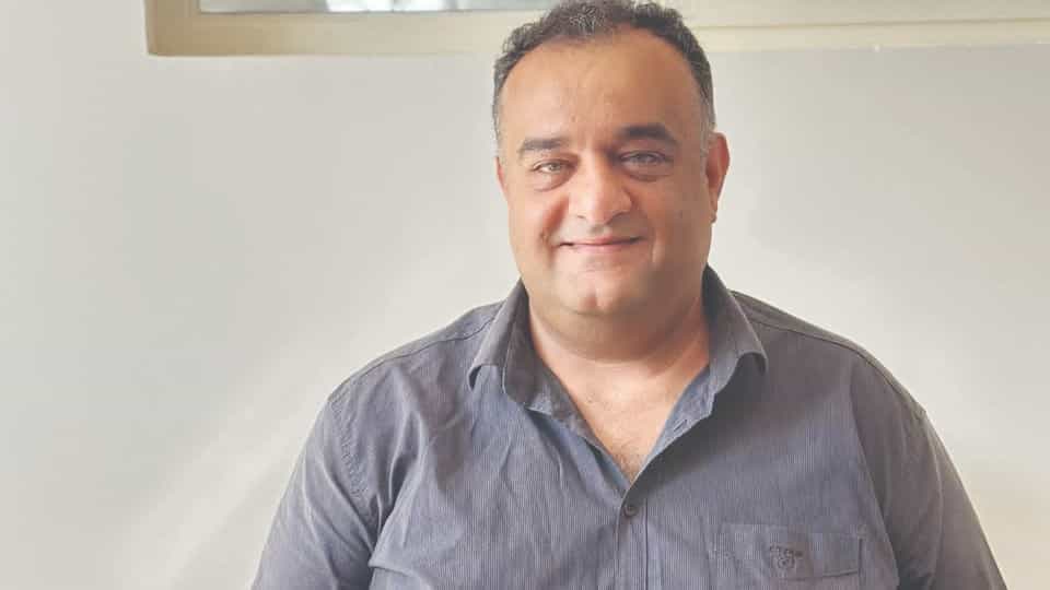 «کیوان کلانتریزاده» یک کشاورز با تجربه: مقابله با بحران قطعی برق در بافق/ پنلهای خورشیدی، نجاتبخش باغداران پسته