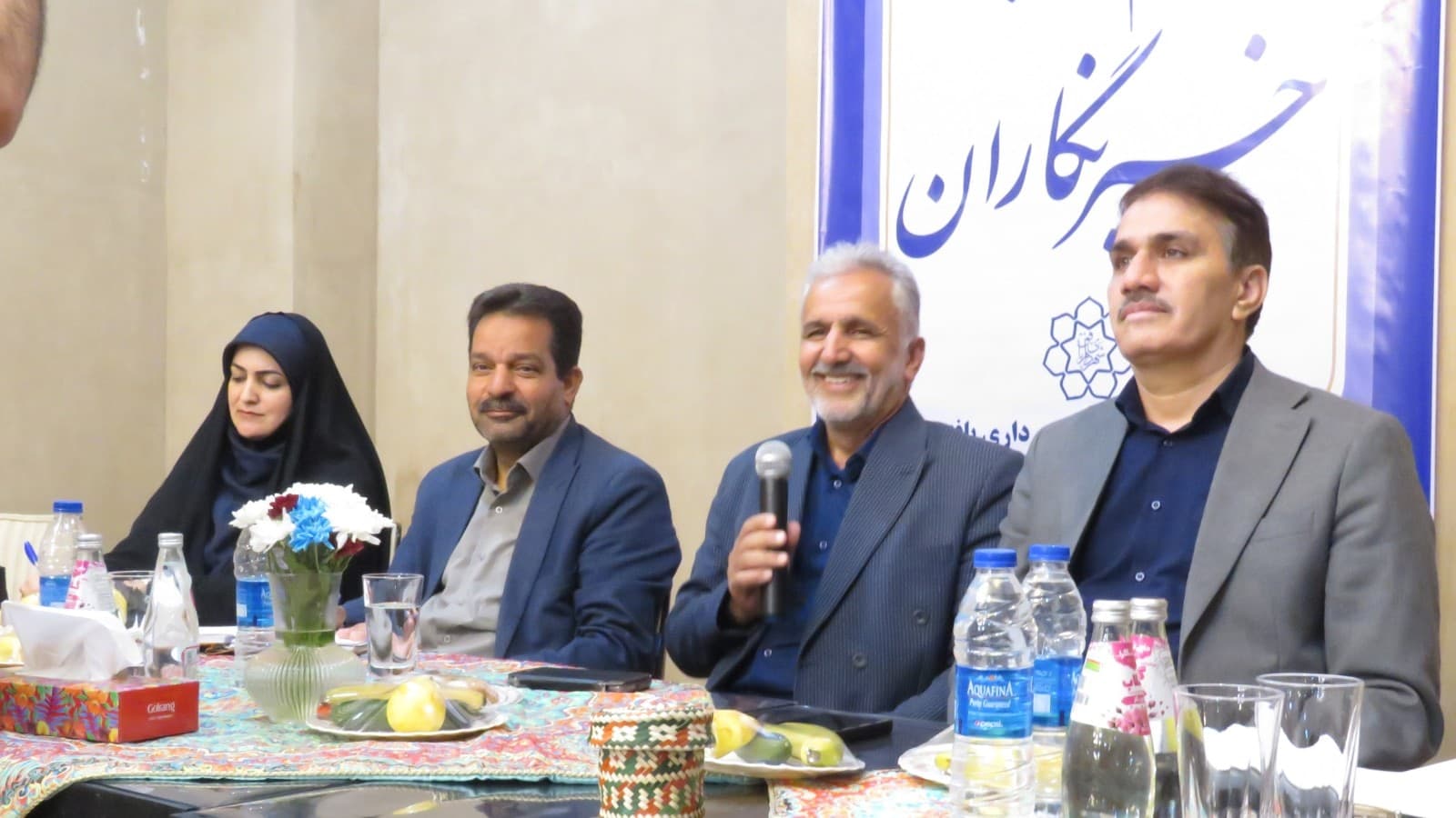 در نشست خبری خبرنگاران به مناسبت روز خبرنگار؛ طرح ها در حال اجرا باید شفاف سازی شود طرح درحال اجرا باید شفاف سازی شود