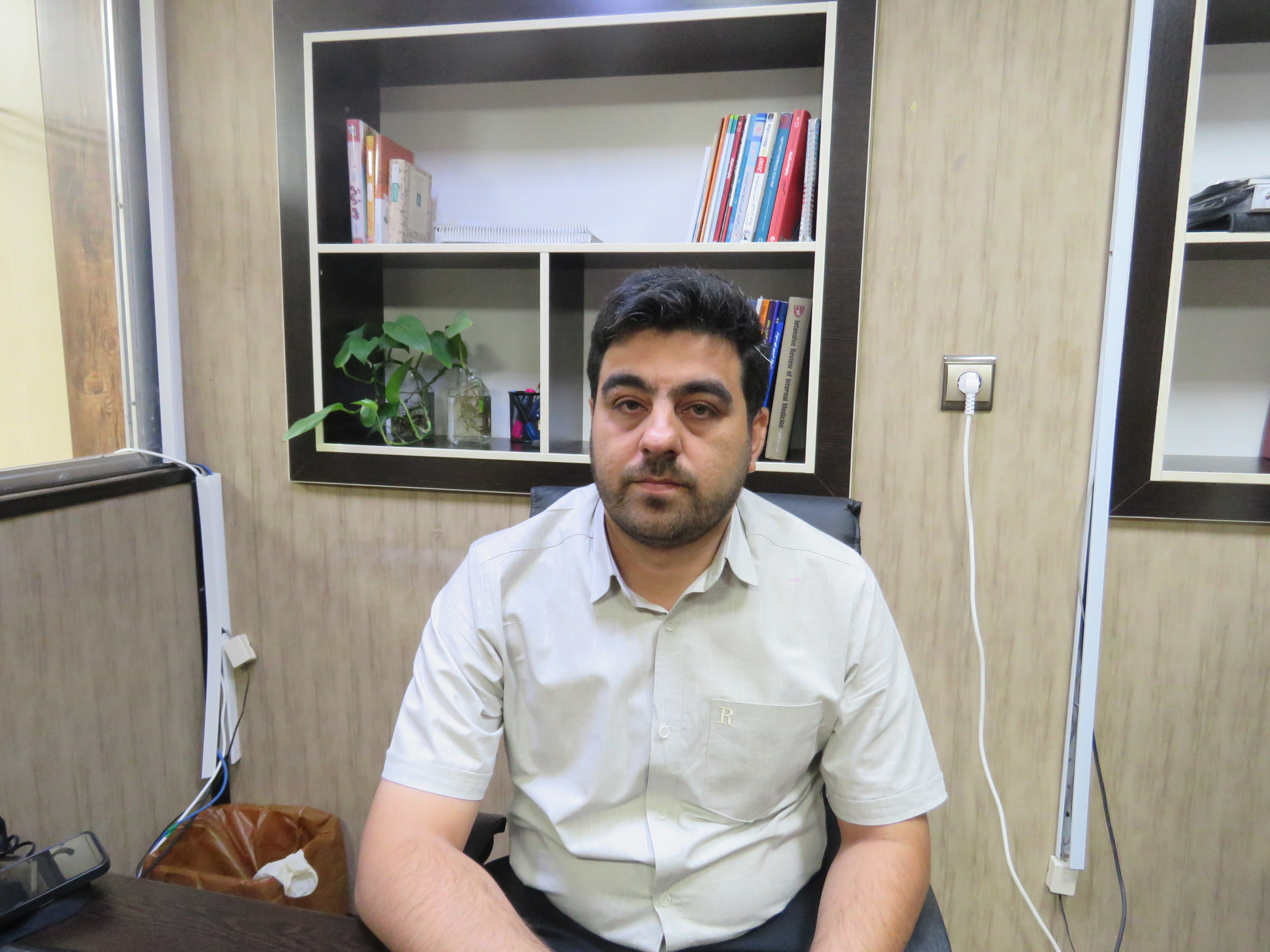 گفتگو  هفته نامه افق کویر  با دکتر سید ضیاء طباطبایی، متخصص بیماری‌ های داخلی: املاح آب مصرفی منطقه موجب سنگ کلیه است